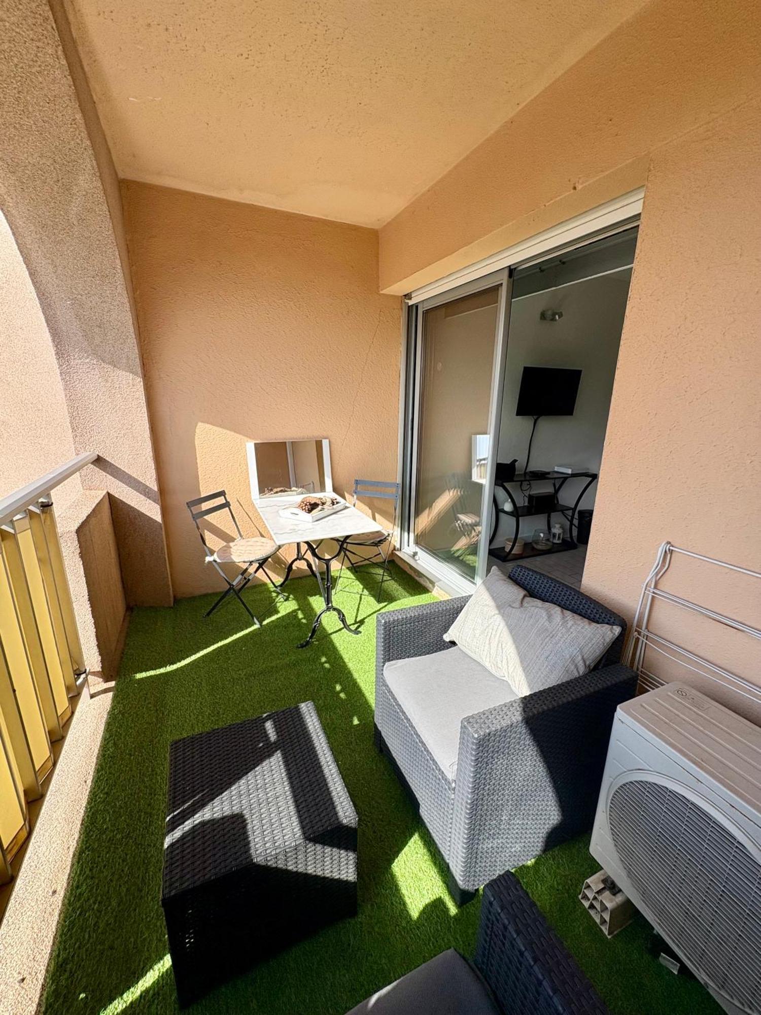 Sejour Au Port Apartment Hyeres Exterior photo